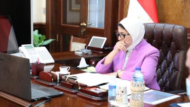 صورة وزيرة الصحة تتابع مع محافظي الإسكندرية ومطروح خطة التصدي لانتشار الموجة الثانية من «كورونا»