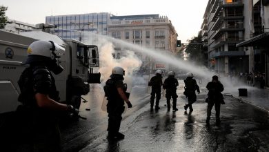 صورة التطعيم الإلزامي ضد «كورونا» يُفجّر موجة احتجاجات ومُصادمات في اليونان
