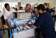 صورة رئيس جامعة حلوان يطالب خلال زيارته لهندسة المطرية بتطوير المشروعات الطلابية لتصبح منتجات قابلة للتسويق