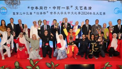 صورة رئيس جامعة عين شمس والسفير الصينى يشهدان حفل توزيع الجوائز في مسابقة جسر اللغة الصينية