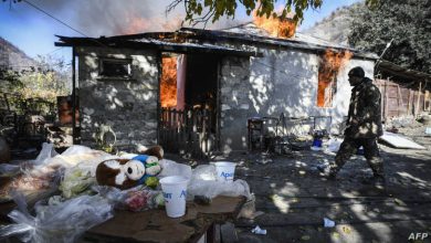 صورة أرمينيون يحرقون منازلهم قبل تركها .. حتى لا يتركوها للقوات الأذربيجانية