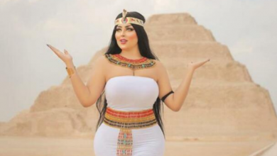 صورة صورة لفتاة مصرية أمام أهرامات سقارة تُشعل مواقع التواصل الاجتماعي