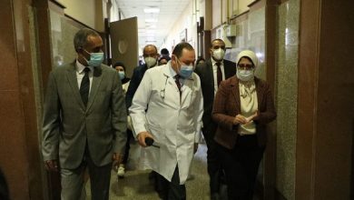 صورة خلال جولتها بمستشفى عزل العجوزة.. وزيرة الصحة للأطباء: حافظوا على أنفسكم