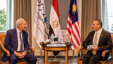 صورة وزير الخارجية الماليزي يبحث مع رئيس اقتصادية قناة السويس فرص الاستثمار بالمنطقة