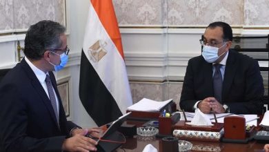 صورة رئيس الوزراء يتابع مع «العناني» موقف حركة السياحة الوافدة إلى مصر