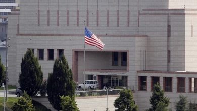 صورة إطلاق صافرات الإنذار في السفارة الأمريكية ببغداد وأنباء عن إسقاط طائرة مسيرة