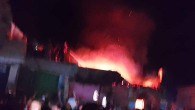 صورة حريق يدمر مستودع مواد بترولية ببلدة الريان.. وأصابع الاتهام تشير إلى «عُقب سيجارة»