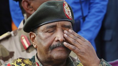 صورة بعد حل المجلس الانتقالي و«الوزراء».. هل يُسلِّم «البرهان» قيادة السودان لحكومة مدنية منتخبة؟