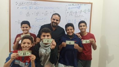 صورة من أطرف طرق وأساليب التحفيز.. «ملك الرياضيات» يكافئ طلابه بـ«الدولارات» !!