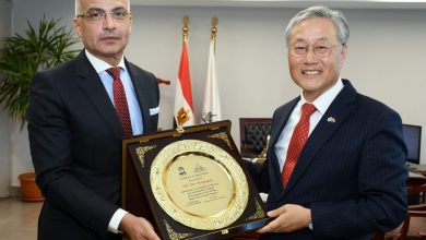 صورة سفير كوريا الجنوبيه في زيارة لجامعة عين شمس