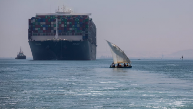 صورة أسامة ربيع يكشف وضع حركة السفن في قناة السويس: الإيرادات انخفضت 40 بالمائة