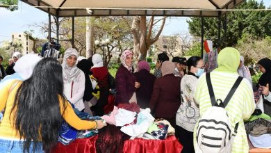 صورة معرض خيري للملابس والأحذية بكلية البنات جامعة عين شمس بمناسبة اقتراب العيد