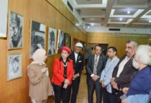 صورة لوحات معرض فن وألوان تزين جدران مكتبة مصر العامة بالزاوية الحمراء
