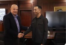 صورة عامل بمطار سفنكس الدولي يُعيد حقيبة مليئة بالأموال ويحظى بتقدير الإدارة العليا