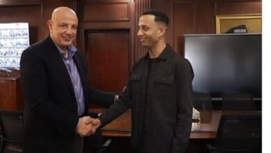 صورة عامل بمطار سفنكس الدولي يُعيد حقيبة مليئة بالأموال ويحظى بتقدير الإدارة العليا