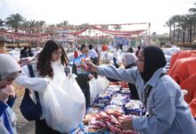 صورة طلاب الجامعة الأمريكية بالقاهرة يجهزون 6000 كرتونة مواد غذائية لرمضان