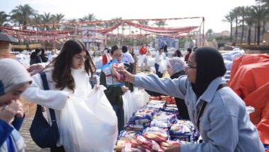 صورة طلاب الجامعة الأمريكية بالقاهرة يجهزون 6000 كرتونة مواد غذائية لرمضان