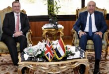 صورة وزير الطيران المدني يستقبل السفير البريطاني بالقاهرة لتعزيز أطر التعاون المشترك  في مجال النقل الجوي