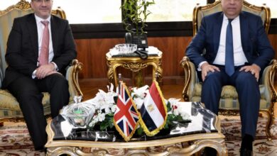 صورة وزير الطيران المدني يستقبل السفير البريطاني بالقاهرة لتعزيز أطر التعاون المشترك  في مجال النقل الجوي