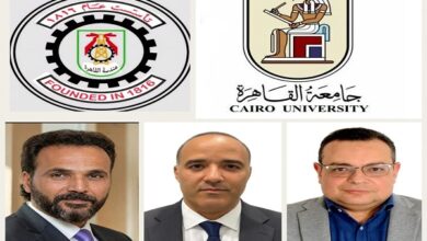 صورة رئيس جامعة القاهرة يستعرض تقريرا حول مساهمة كلية الهندسة في المشروعات القومية