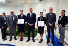 صورة رئيس الشركة القابضة لمصر للطيران يكرم طاقم الضيافة الجوية لموقفهم الإنساني في إحدي الرحلات