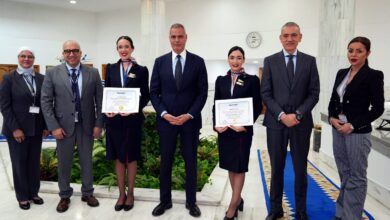 صورة رئيس الشركة القابضة لمصر للطيران يكرم طاقم الضيافة الجوية لموقفهم الإنساني في إحدي الرحلات