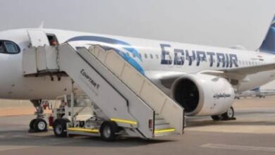 صورة مصر للطيران تحذر من استخدم الزي الرسمي لأطقم ركبها الطائر وتلوح بالاجراءات القانونية ضد أى عمل فنى مسىء